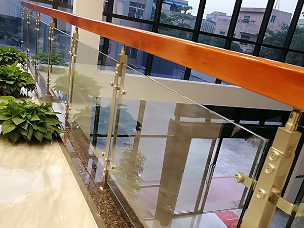 不銹鋼樓梯立柱的優(yōu)點及作用